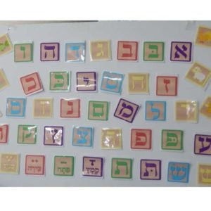 מדבקות של אותיות וחיות טהורות